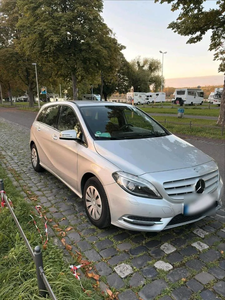 Mercedes-Benz B180