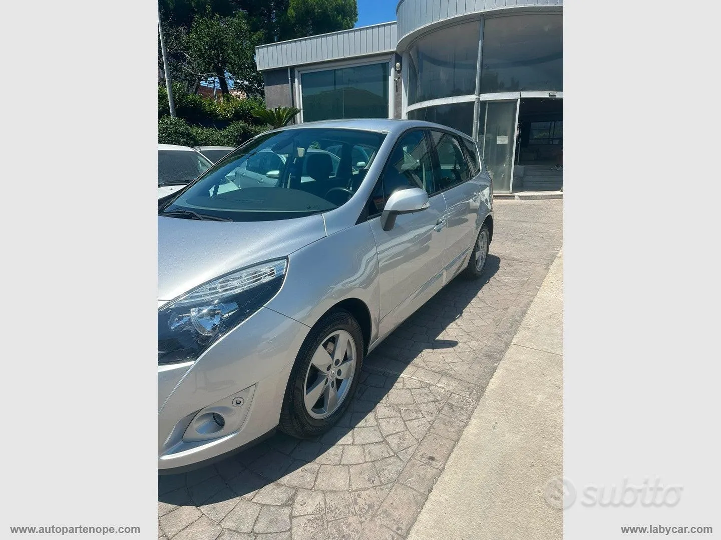 Renault Scenic 2011 photo 2