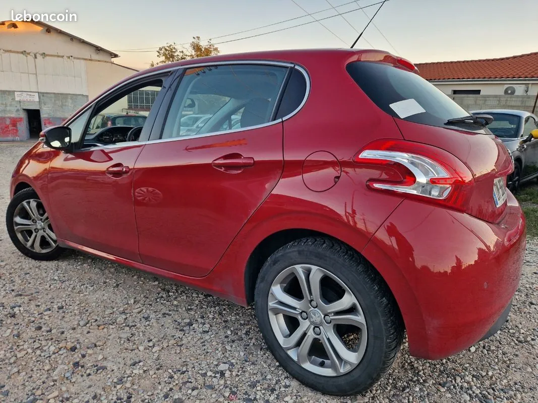 Peugeot 208 2014 photo 2
