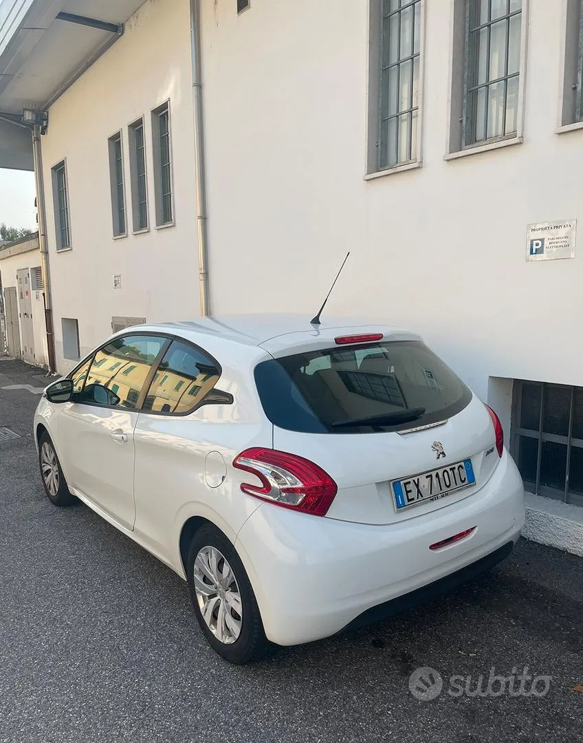 Peugeot 208 2014 photo 2