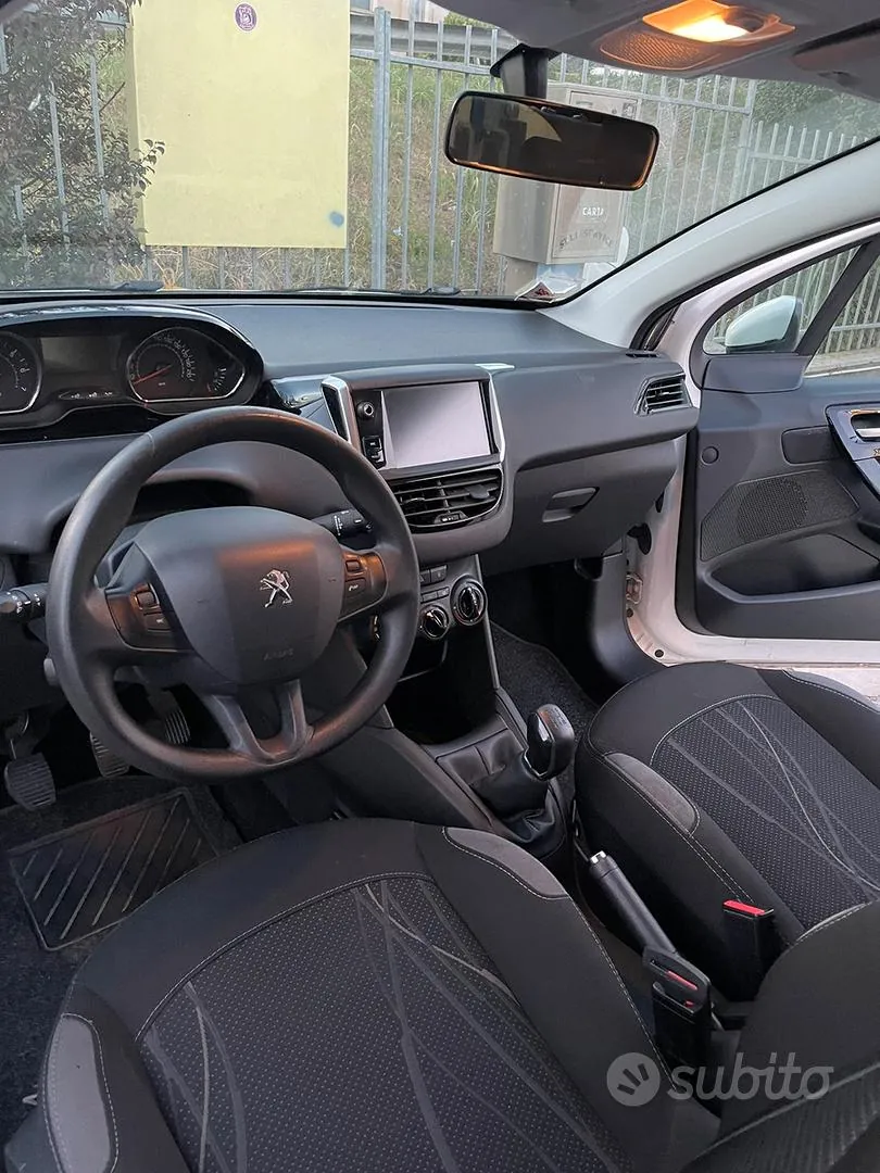 Peugeot 208 2014 photo 5