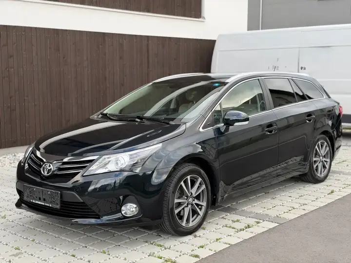 Toyota Avensis 2013 photo 2