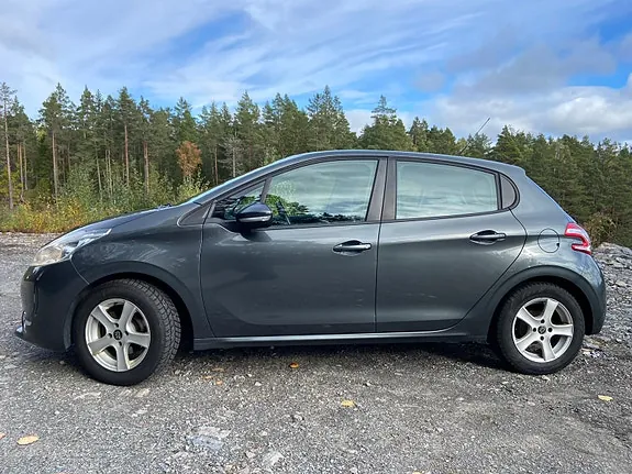 Peugeot 208 2012 photo 2