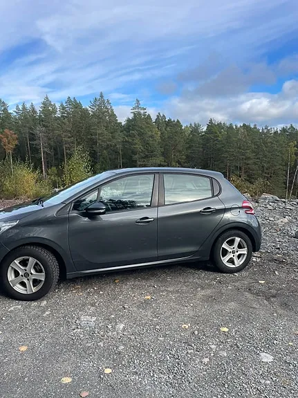 Peugeot 208 2012 photo 3