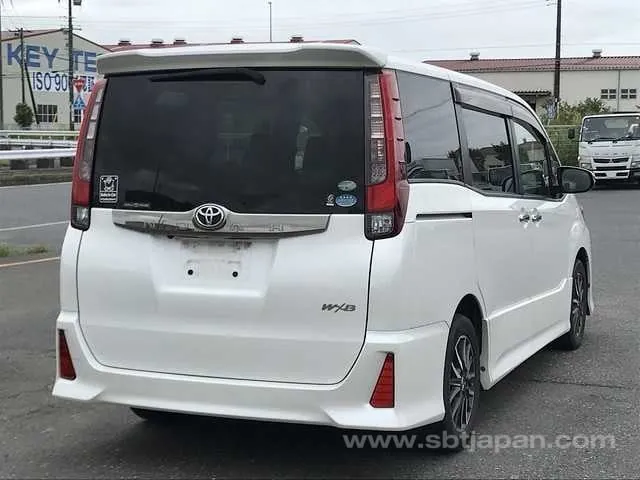 Toyota Noah 2017 photo 4