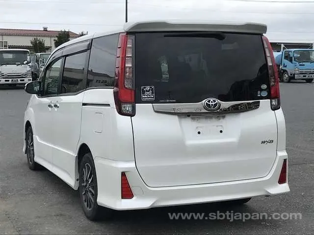 Toyota Noah 2017 photo 3