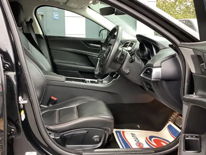 Jaguar Xe 2019 photo 3