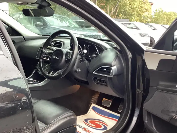Jaguar Xe 2019 photo 2