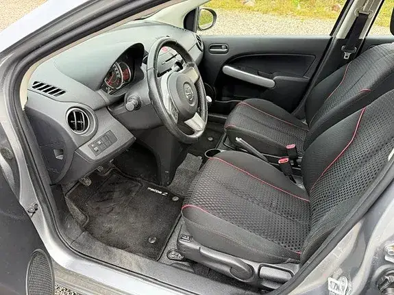 Mazda 2 2014 photo 4