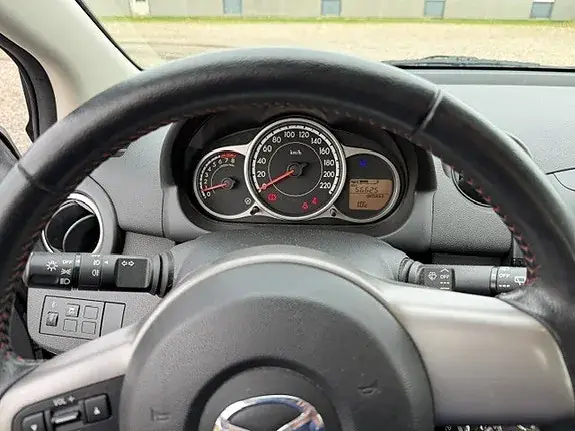 Mazda 2 2014 photo 3