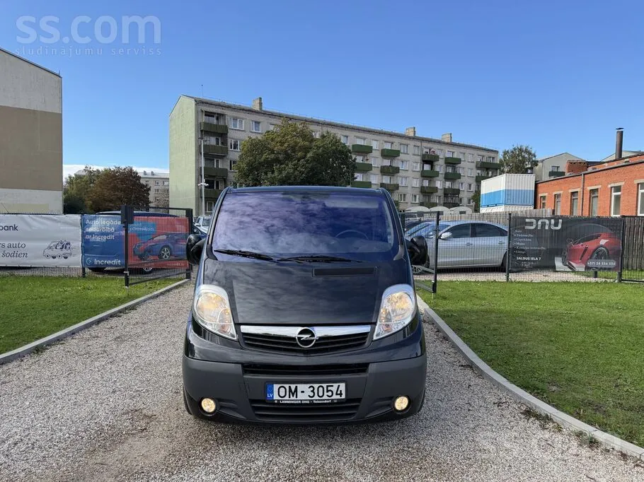 Opel Vivaro 2011 photo 2