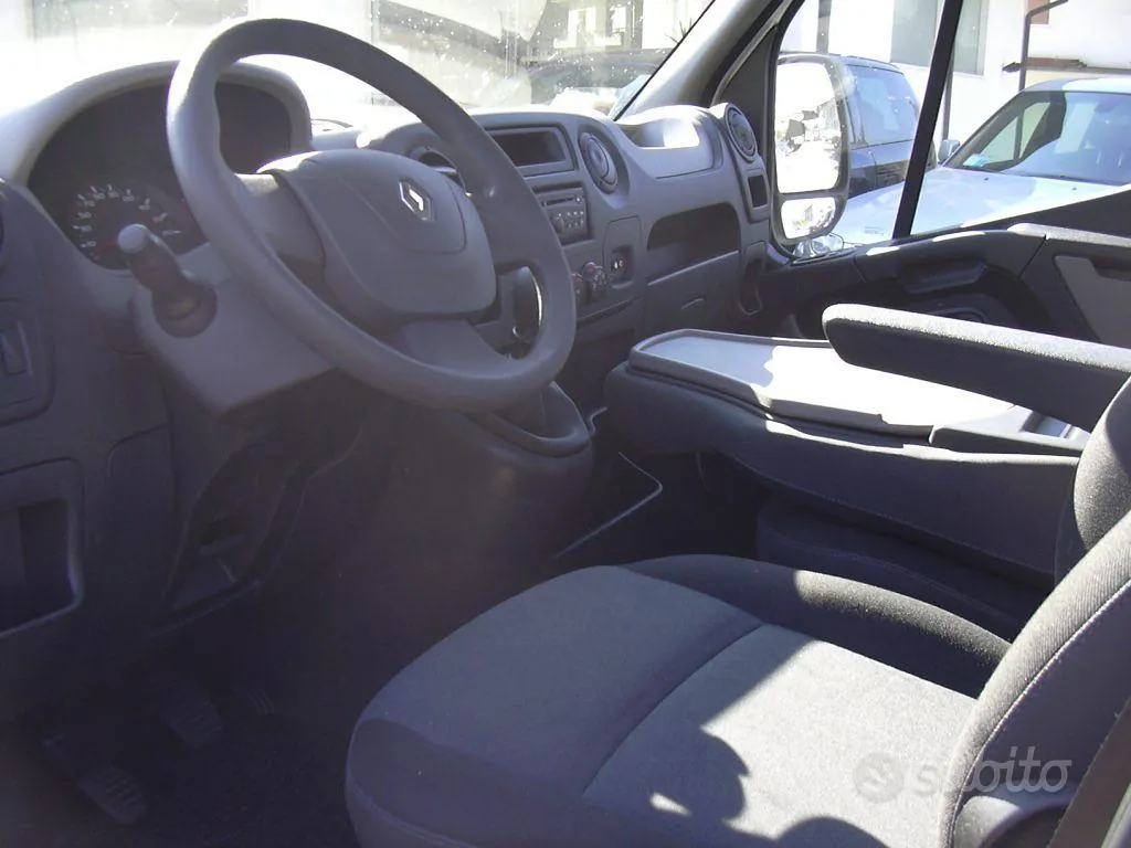 Renault Master 2011 photo 2