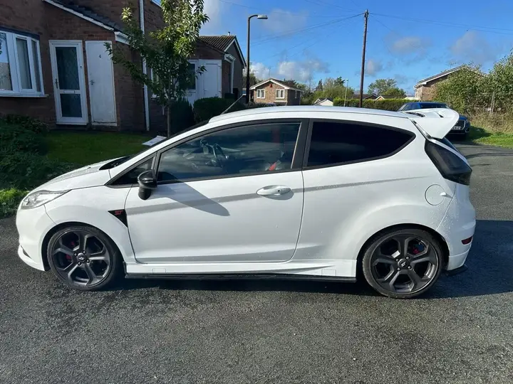 Ford Fiesta 2016 photo 2