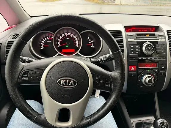 Kia Venga 2011 photo 2