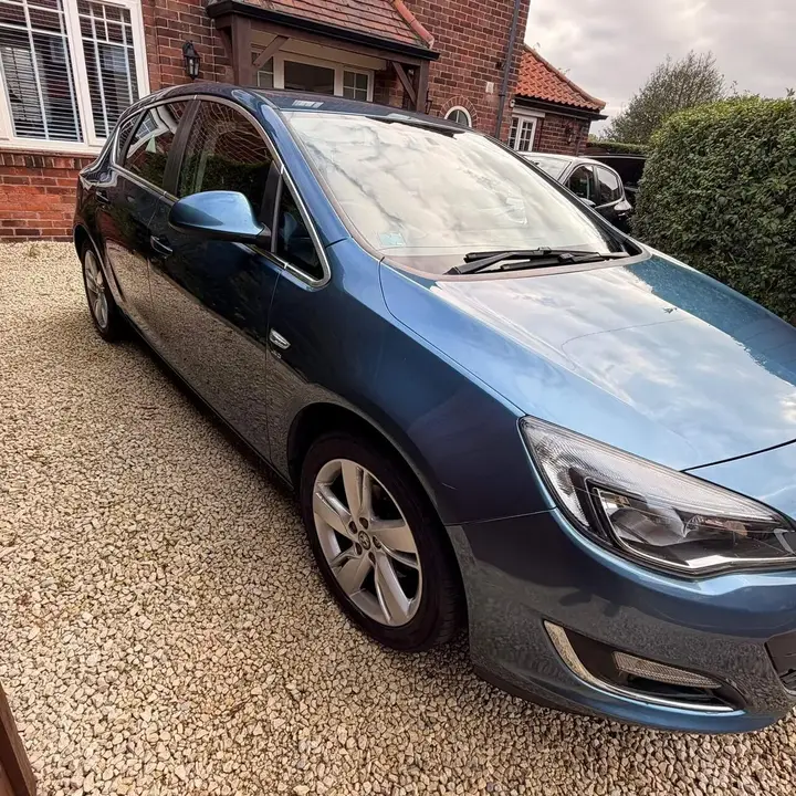 Vauxhall Astra 2014 photo 2