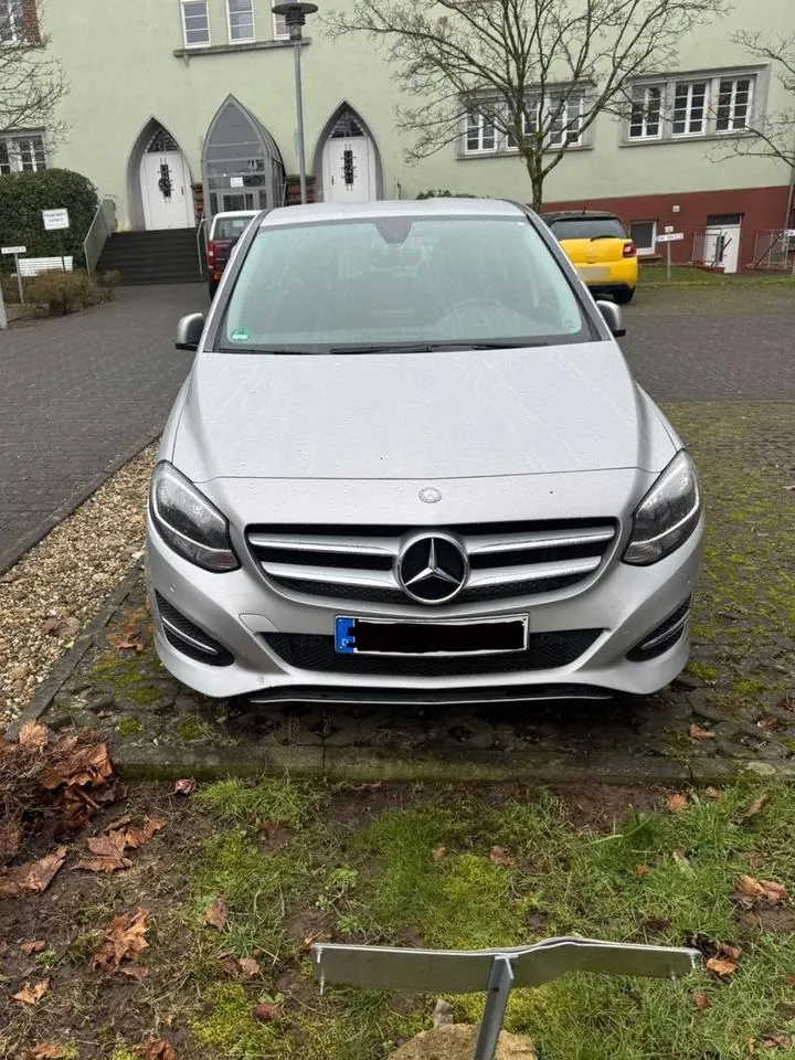Mercedes-Benz B 180