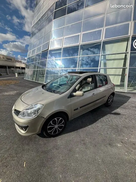 Renault Clio 2006 photo 2