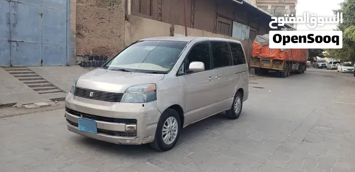 Toyota Voxy 2005 photo 2