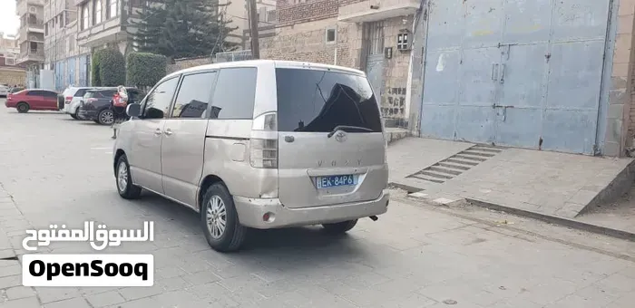 Toyota Voxy 2005 photo 3