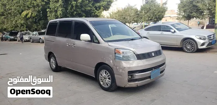 Toyota Voxy 2005 photo 4