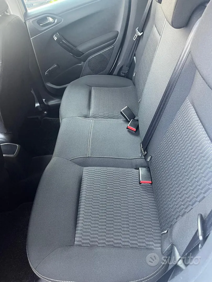 Peugeot 208 2015 photo 5