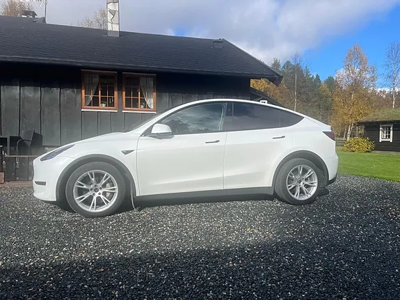 Tesla Model Y 2024 photo 2