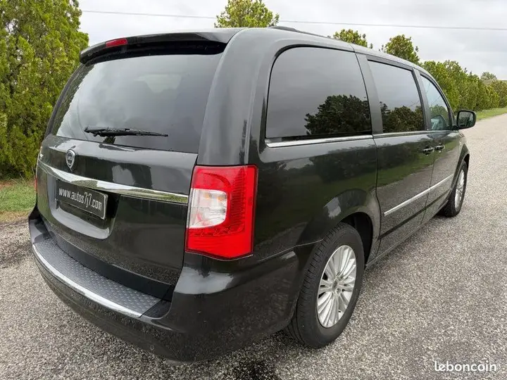 Lancia Voyager 2013 photo 2