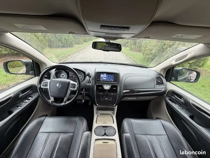 Lancia Voyager 2013 photo 3