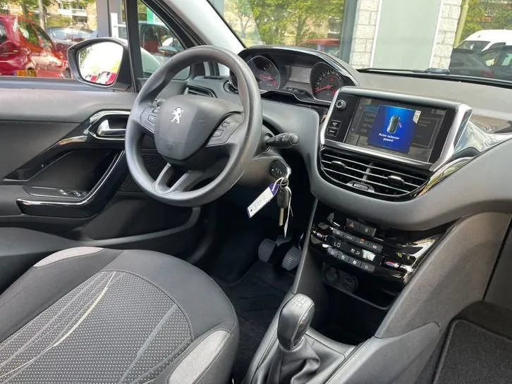 Peugeot 208 2014 photo 2