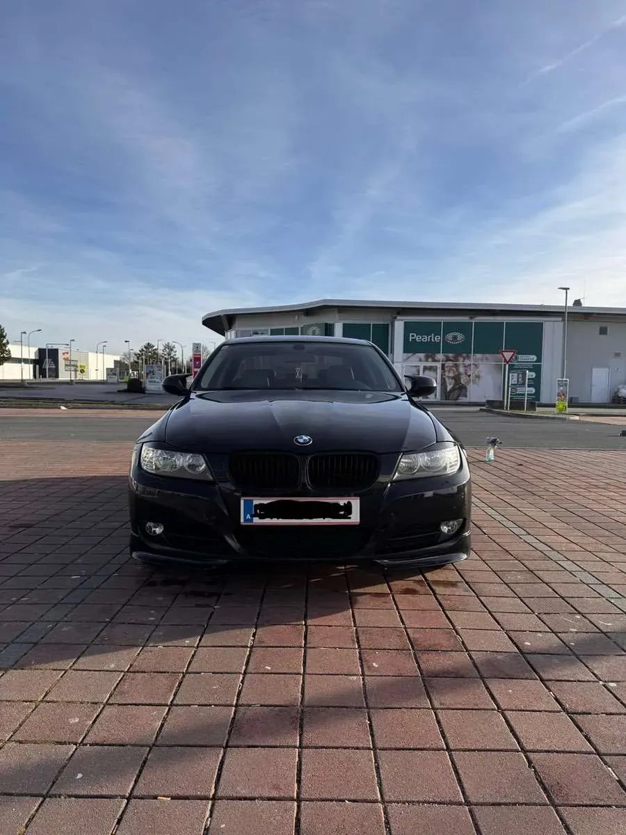 BMW 3 Series 2011 photo 2