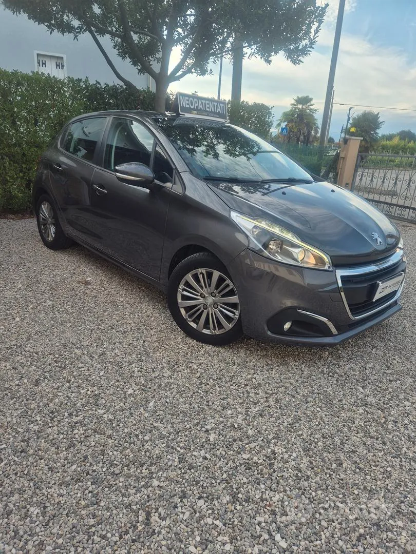 Peugeot 208 2018 photo 2