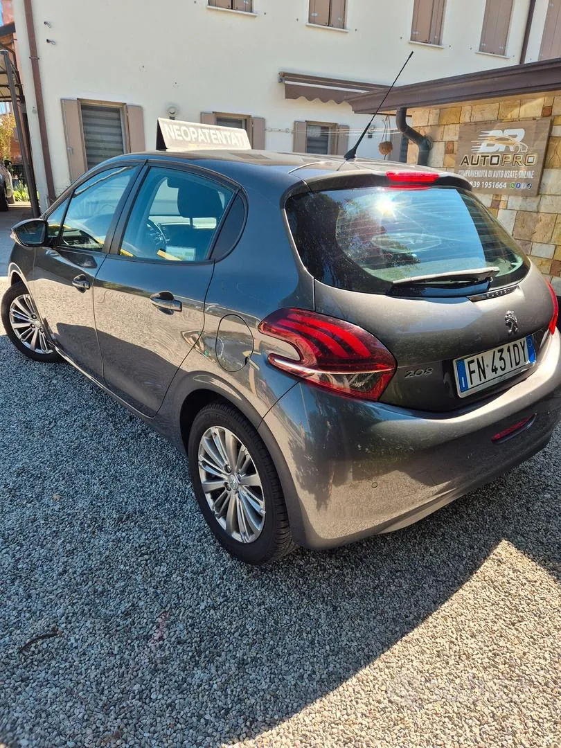 Peugeot 208 2018 photo 3