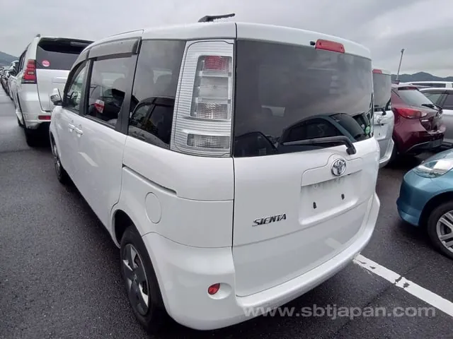 Toyota Sienta 2013 photo 3