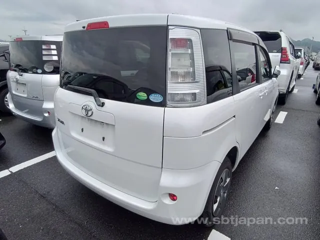 Toyota Sienta 2013 photo 4