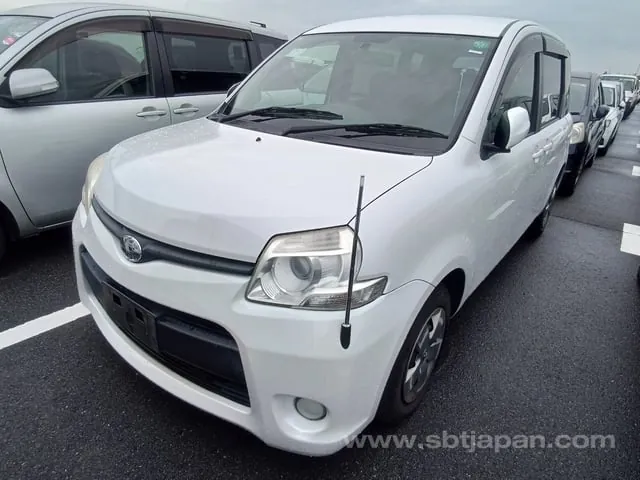 Toyota Sienta 2013 photo 2