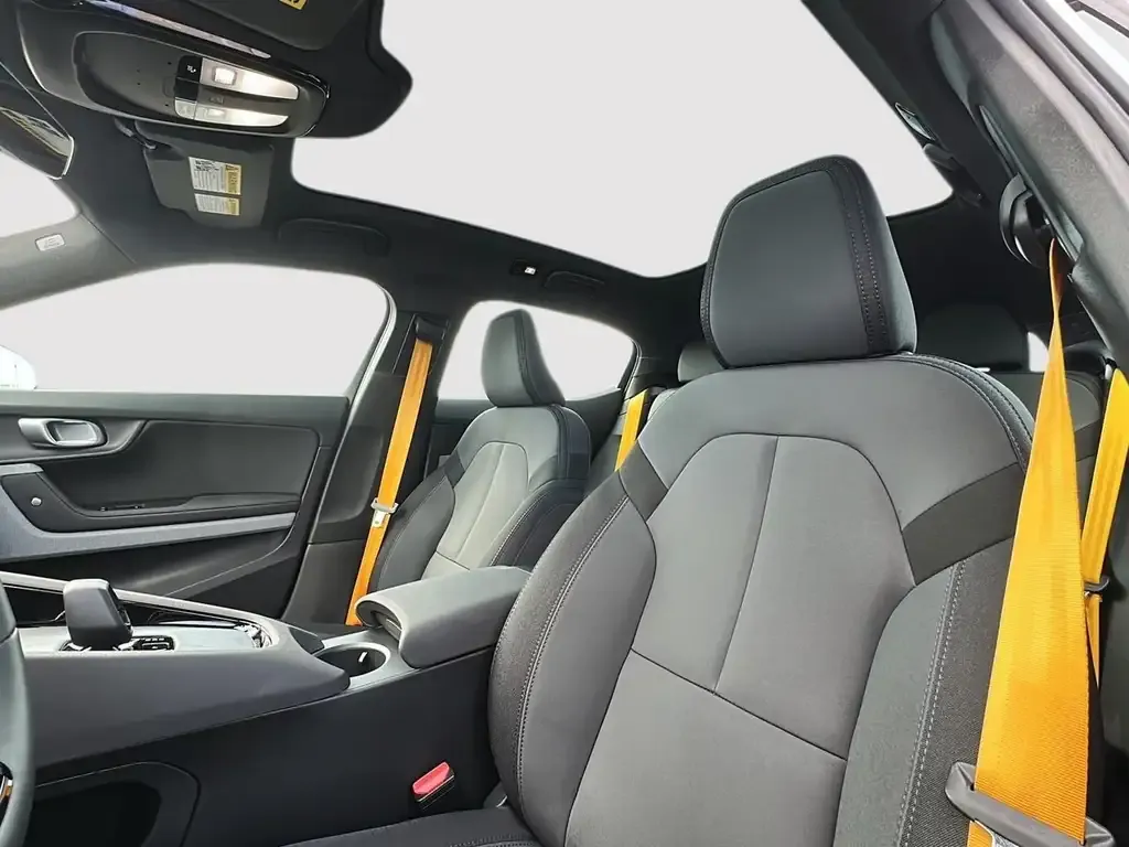Polestar 2 2025 photo 2