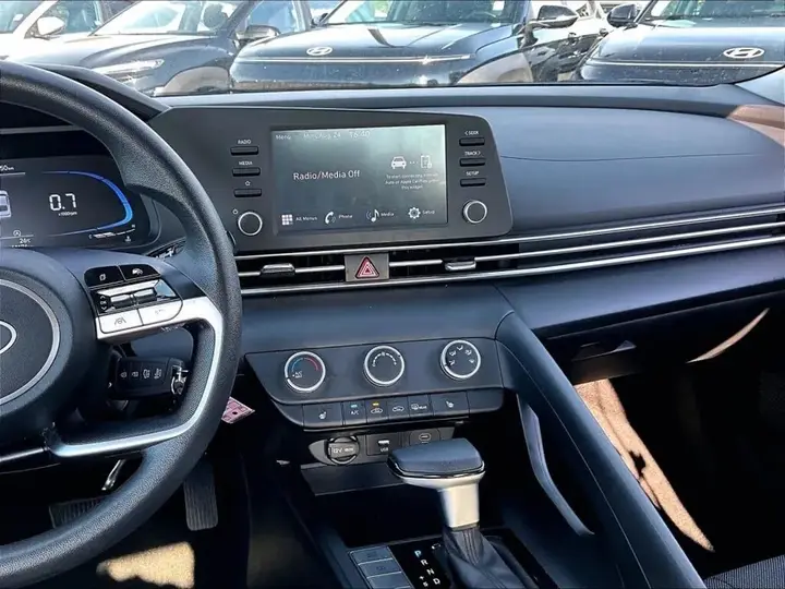 Hyundai Elantra 2025 photo 4