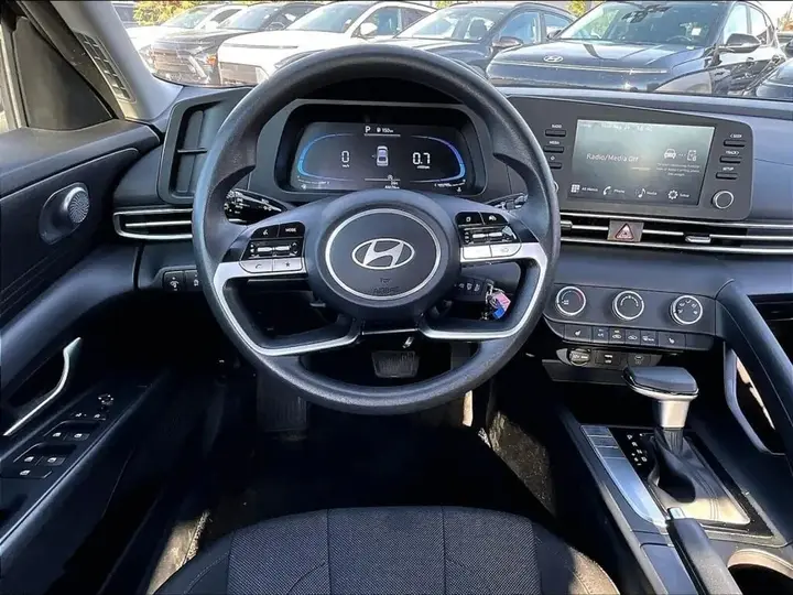 Hyundai Elantra 2025 photo 3
