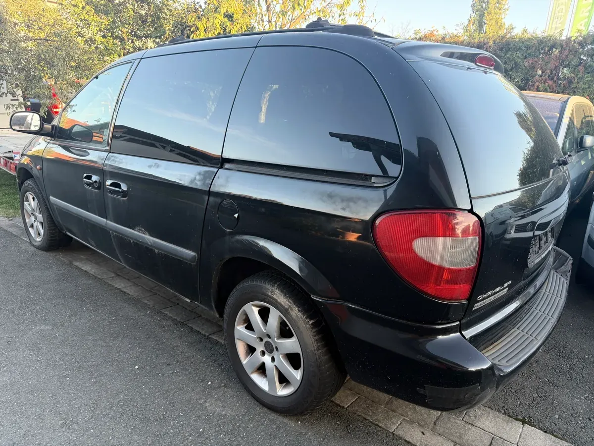 Chrysler Voyager 2004 photo 2