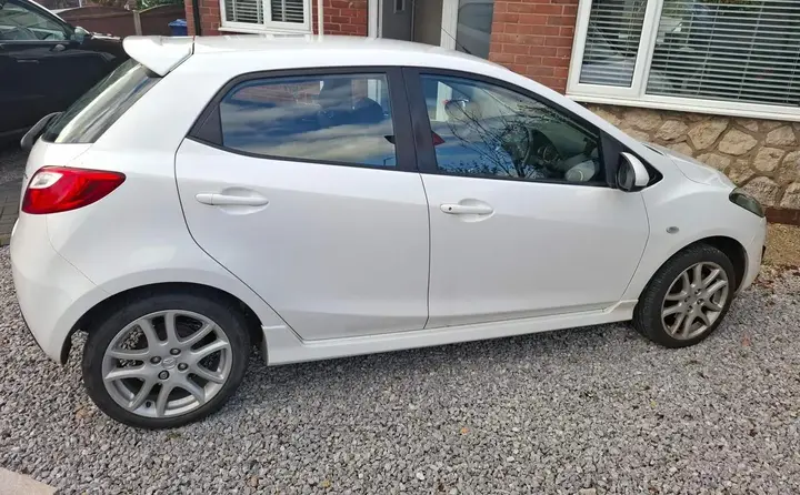 Mazda Mazda2 2011 photo 2