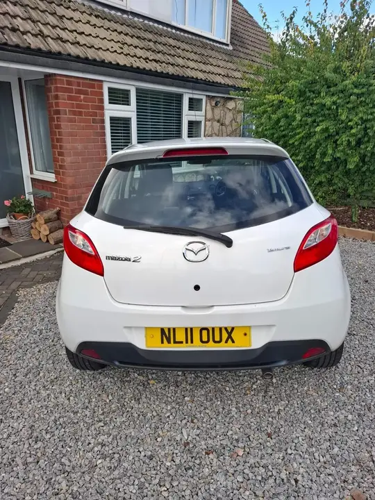 Mazda Mazda2 2011 photo 3
