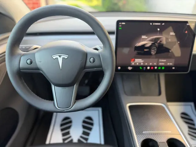 Tesla Model Y 2023 photo 2