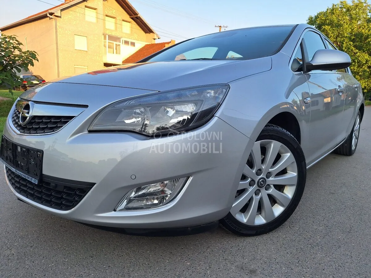 Opel Astra J 2012 photo 3