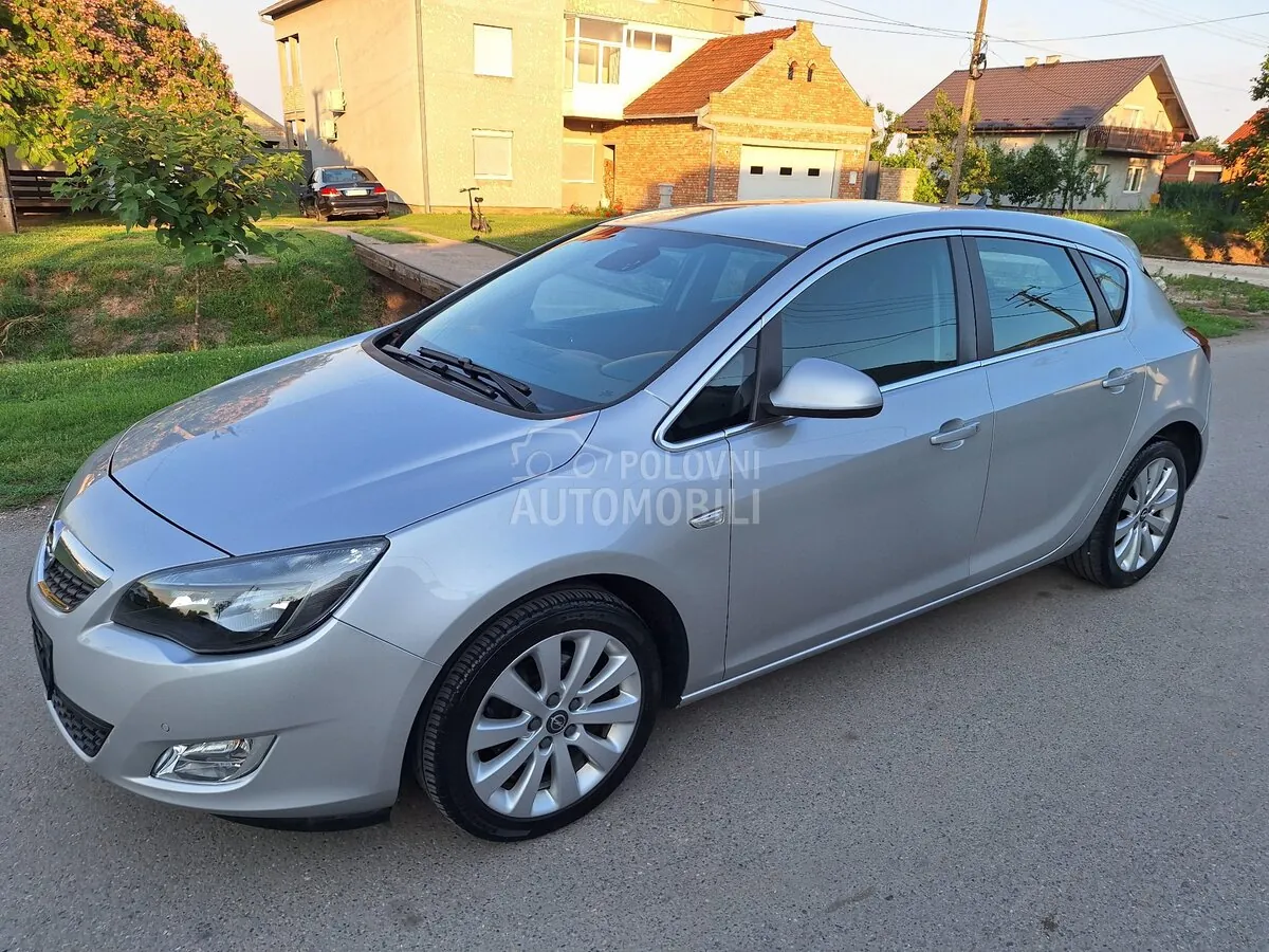 Opel Astra J 2012 photo 4