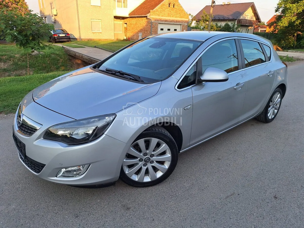 Opel Astra J 2012 photo 2