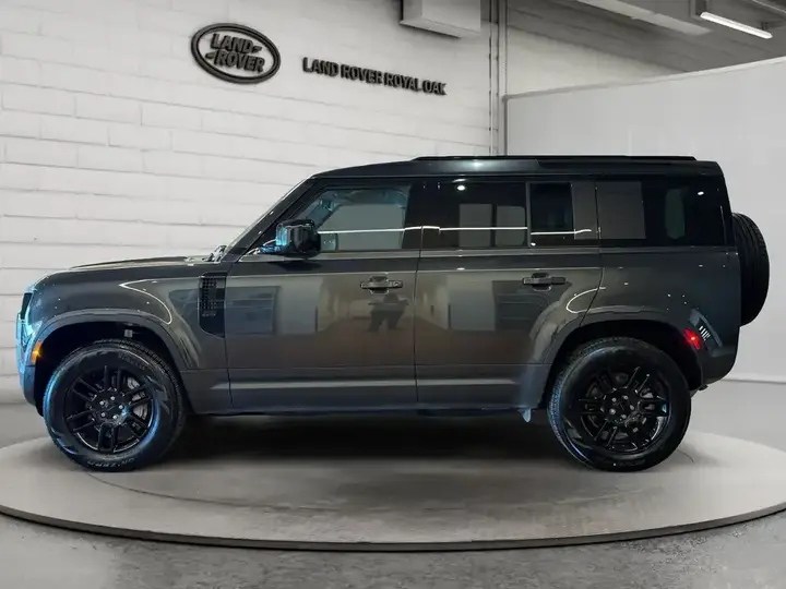Land Rover Defender 2026 photo 2