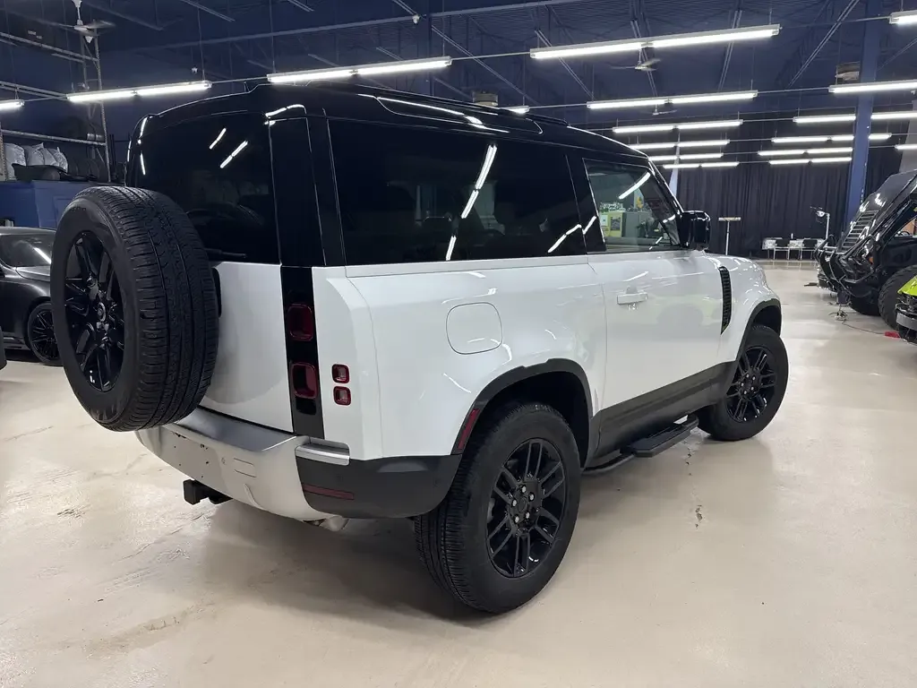 Land Rover Defender 2024 photo 4
