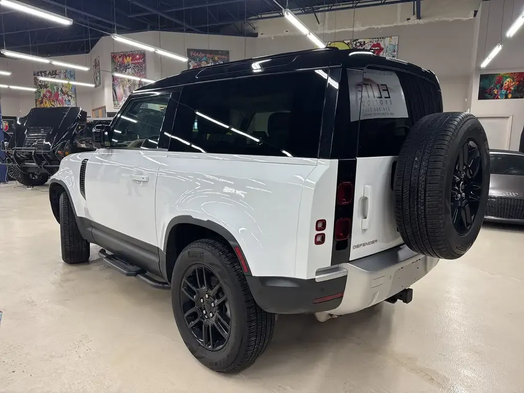 Land Rover Defender 2024 photo 2