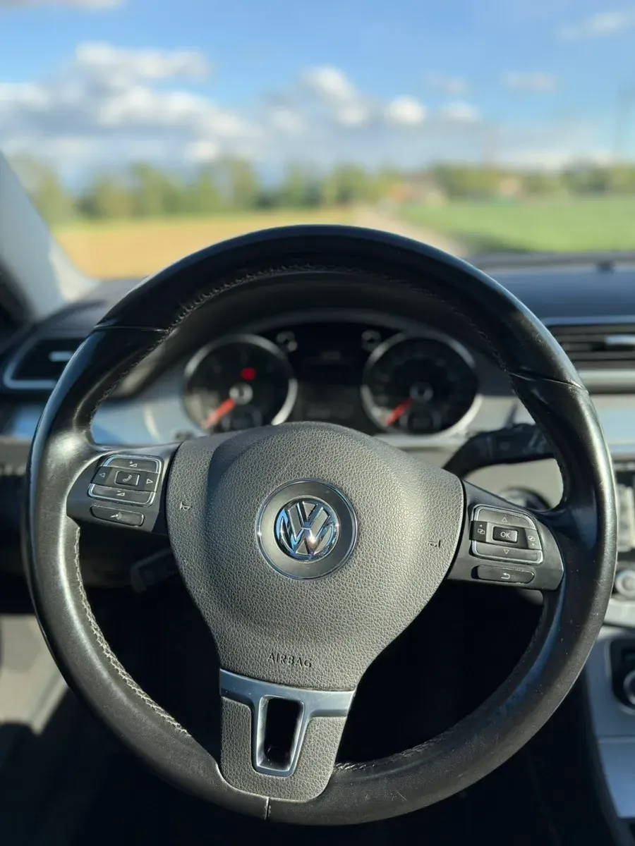 Volkswagen Passat 2011 photo 2