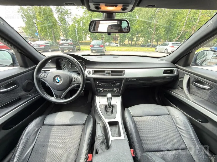 BMW 320 2010 photo 2